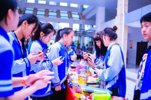 泸州市职业教育活动周上,泸职校“电商节”场景。