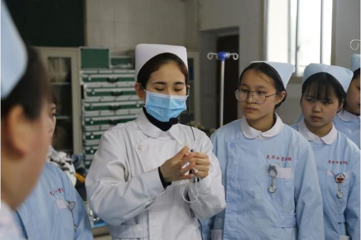 初中生毕业学护士好不好?