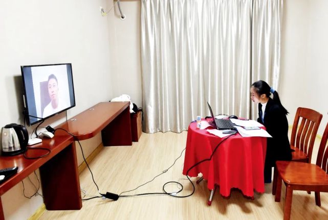 2022年2月10日,福建省福州市,“好年华 聚福州”2022春季高校毕业生线上专场招聘会视频面试环节在福州市人才储备中心举行。用人单位与求职者视频面试。