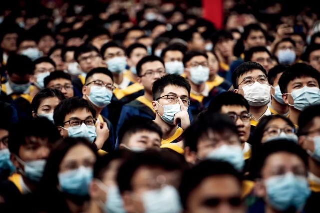 2021年6月22日,湖北武汉市,华中科技大学2021年研究生毕业典礼在光谷体育馆举行。